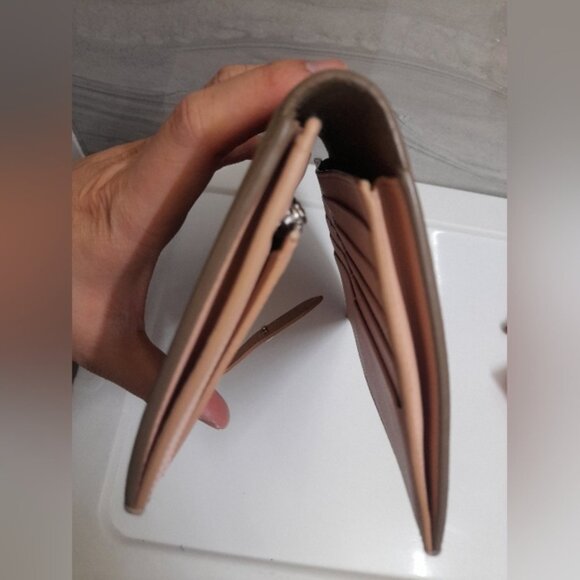 Celine - LARGE STRAP WALLET IN GRAINED CALFSKIN in Light Taupe - Picture 15 of 16